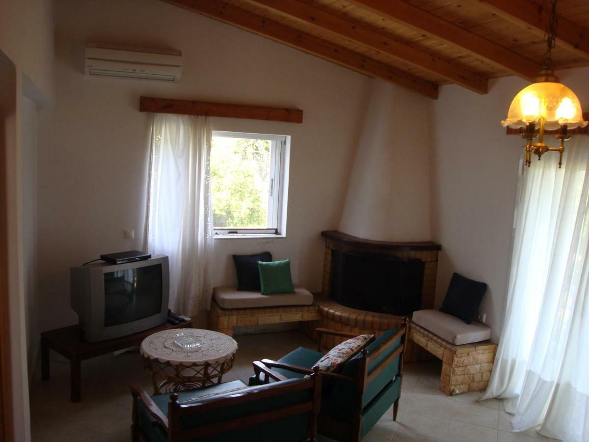 Three Bedroom Country House Magoula  Eksteriør billede